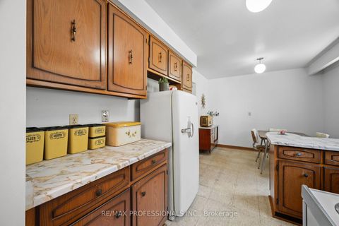 Photo 17 at 12 Ormskirk Court, Swansea, Toronto