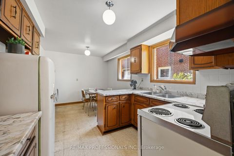 Photo 18 at 12 Ormskirk Court, Swansea, Toronto