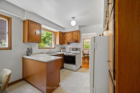 Photo 19 at 12 Ormskirk Court, Swansea, Toronto