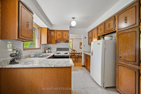 Photo 20 at 12 Ormskirk Court, Swansea, Toronto