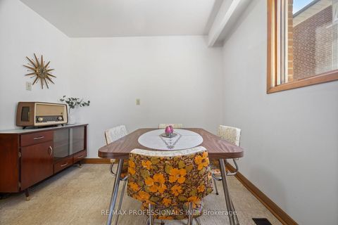 Photo 22 at 12 Ormskirk Court, Swansea, Toronto