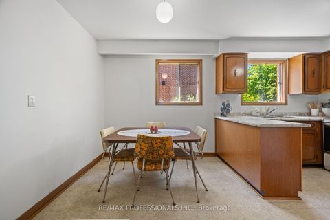 Photo 23 at 12 Ormskirk Court, Swansea, Toronto