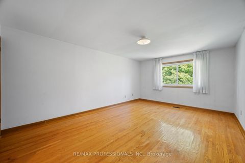 Photo 28 at 12 Ormskirk Court, Swansea, Toronto