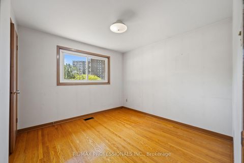 Photo 30 at 12 Ormskirk Court, Swansea, Toronto