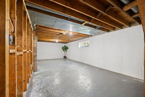 Photo 42 at 12 Ormskirk Court, Swansea, Toronto
