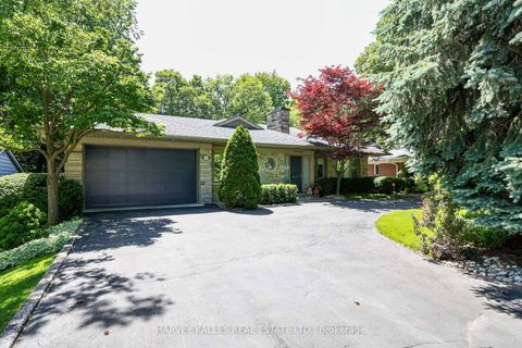 Photo 2 at 176 Old Yonge Street, Windfields, Toronto