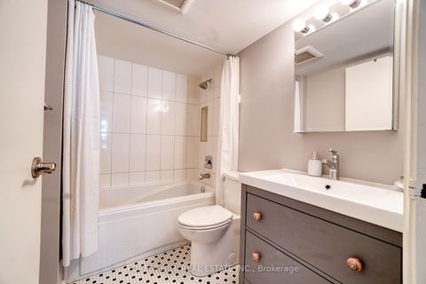 Photo 13 at 1904 - 77 Maitland Place, South St. James Town, Toronto