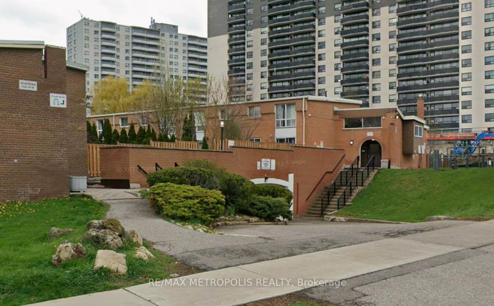 11 - 10 Leith Hill Road, Don Valley Village, Toronto 