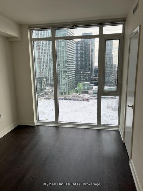 Photo 7 at 806W - 27 Bathurst Street, Waterfront Communities C1, Toronto