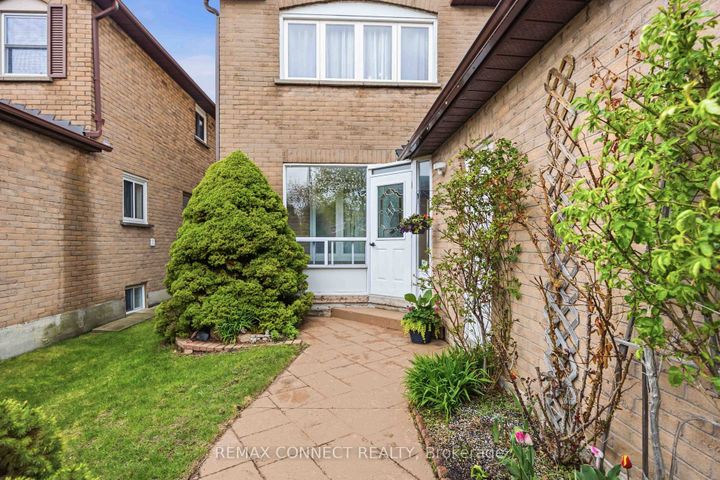 Photo 1 at 1706 Woodside Lane, Amberlea, Pickering