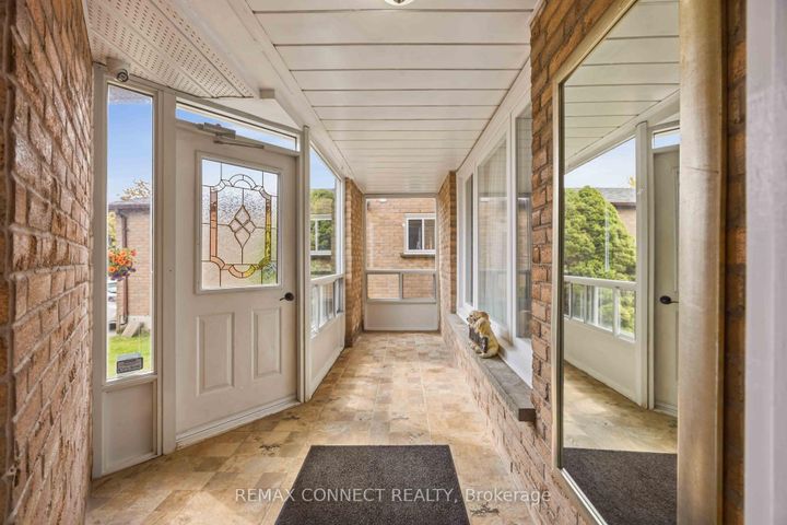 Photo 2 at 1706 Woodside Lane, Amberlea, Pickering