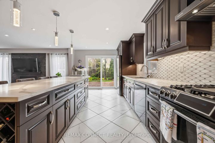 Photo 11 at 1706 Woodside Lane, Amberlea, Pickering