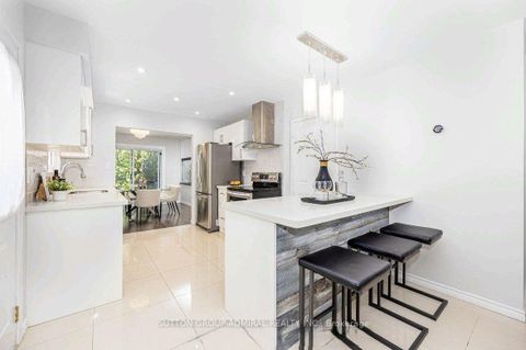 Photo 7 at 34 Kitsilano Crescent, North Richvale, Richmond Hill