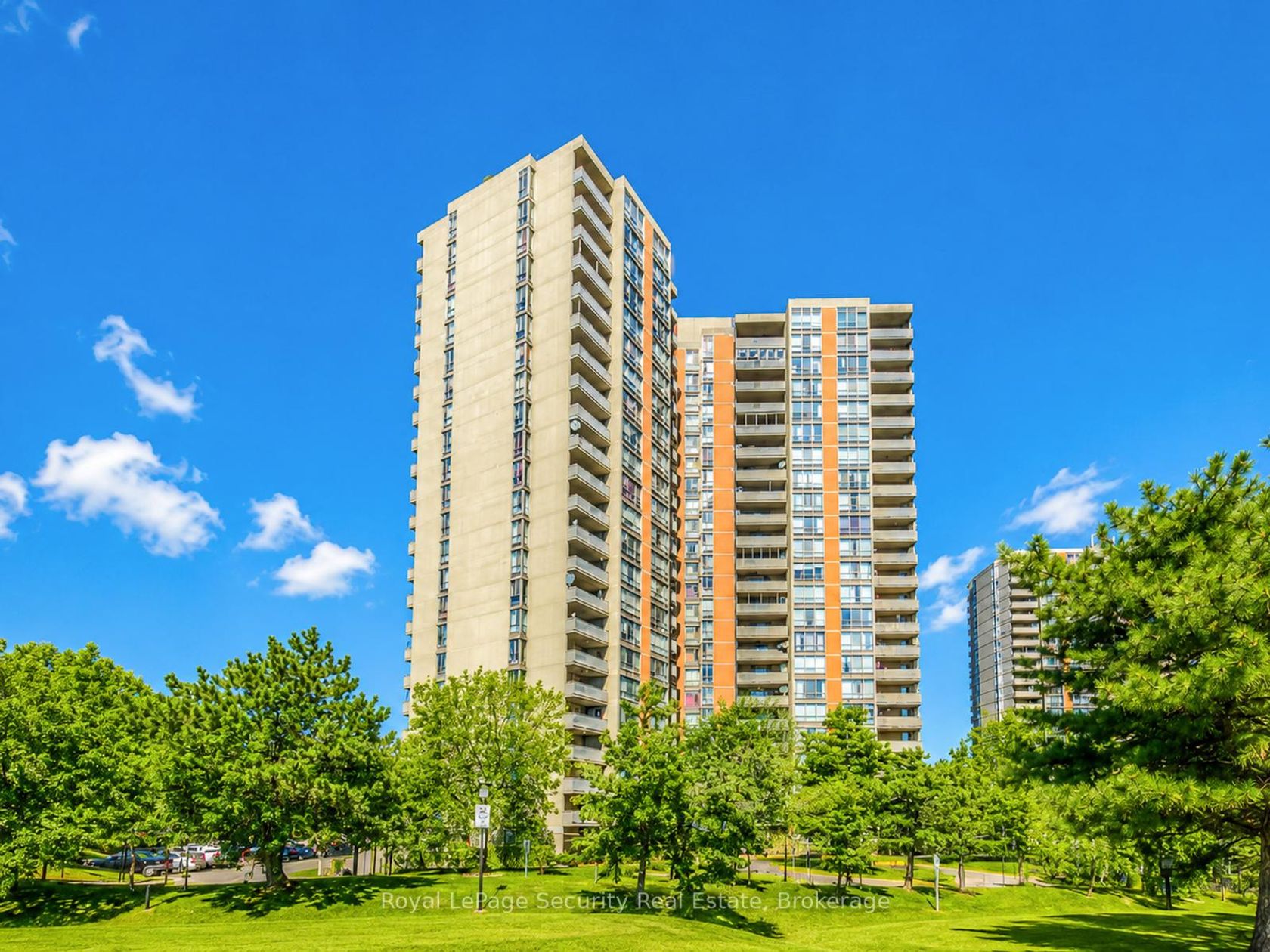 1702 - 10 Martha Eaton Way, Amesbury, Toronto 