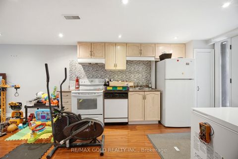 Photo 15 at 352 Maple Leaf Drive, Maple Leaf, Toronto