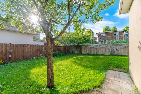 Photo 18 at 352 Maple Leaf Drive, Maple Leaf, Toronto