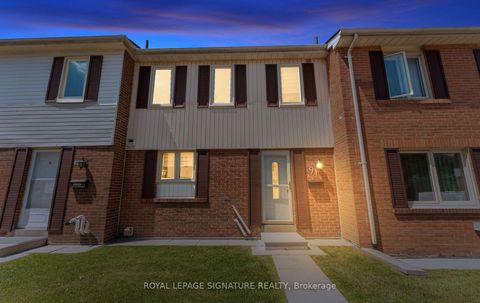 Photo 1 at 91 - 270 Timberbank Boulevard, L'Amoreaux, Toronto