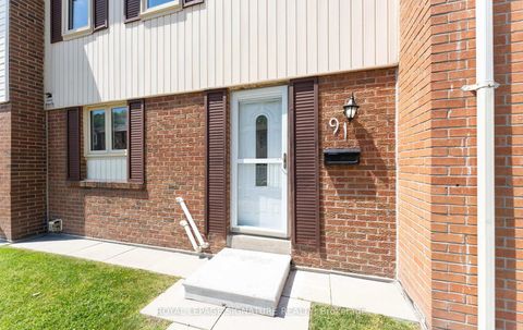 Photo 2 at 91 - 270 Timberbank Boulevard, L'Amoreaux, Toronto
