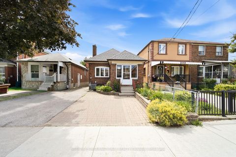 Photo 2 at 20 Bicknell Avenue, Eglinton West, Toronto