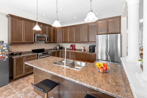 Photo 13 at 8 Charlemagne Avenue, Shore, Barrie