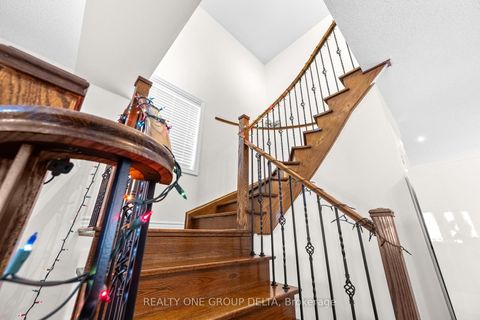 Photo 18 at 8 Charlemagne Avenue, Shore, Barrie