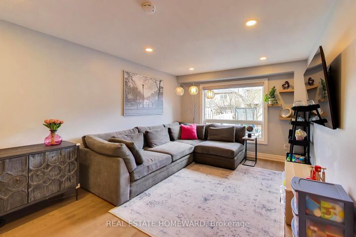 Photo 3 at 3375 Fenwick Crescent, Erin Mills, Mississauga