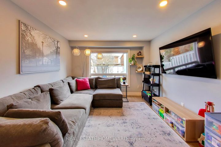 Photo 4 at 3375 Fenwick Crescent, Erin Mills, Mississauga