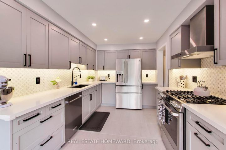 Photo 11 at 3375 Fenwick Crescent, Erin Mills, Mississauga