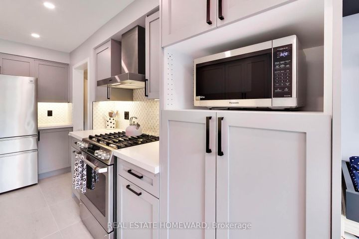 Photo 12 at 3375 Fenwick Crescent, Erin Mills, Mississauga