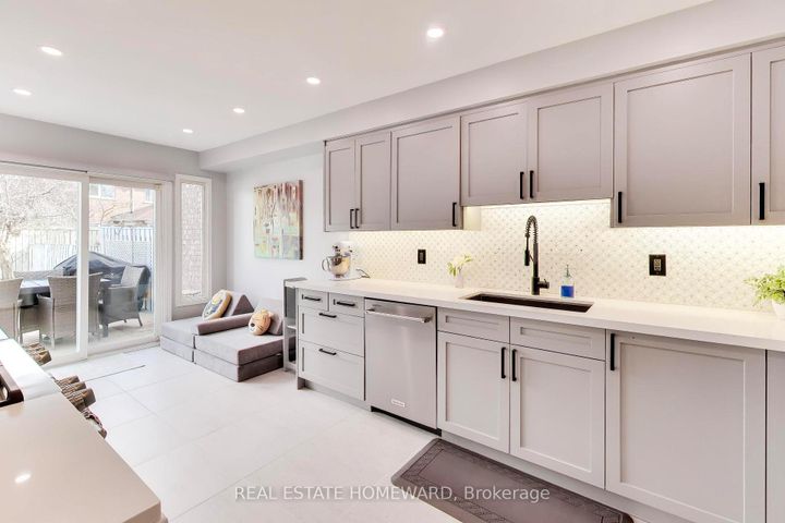 Photo 14 at 3375 Fenwick Crescent, Erin Mills, Mississauga