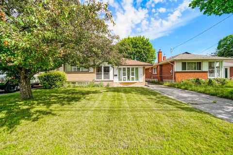 Photo 3 at 60 Vradenberg Drive, Sullivan, Toronto