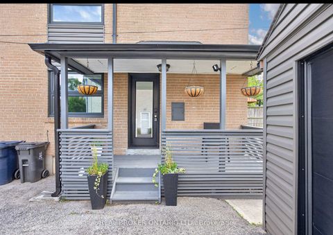 Photo 2 at 30 Willowmount Drive, Birchmount, Toronto