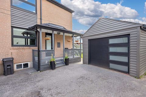 Photo 3 at 30 Willowmount Drive, Birchmount, Toronto