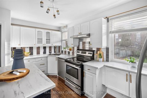 Photo 13 at 30 Willowmount Drive, Birchmount, Toronto