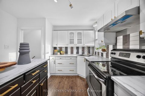 Photo 14 at 30 Willowmount Drive, Birchmount, Toronto