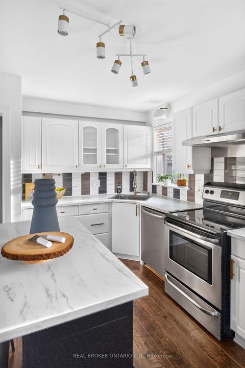 Photo 17 at 30 Willowmount Drive, Birchmount, Toronto