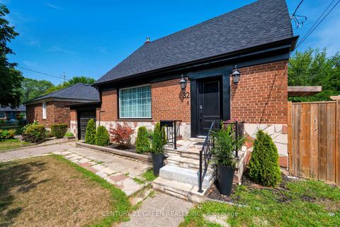 Photo 3 at 32 Castlebar Road, Queensway, Toronto