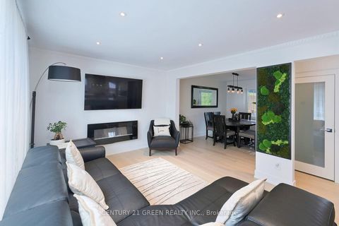 Photo 5 at 32 Castlebar Road, Queensway, Toronto
