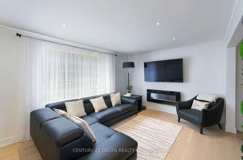 Photo 7 at 32 Castlebar Road, Queensway, Toronto