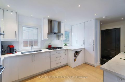 Photo 9 at 32 Castlebar Road, Queensway, Toronto