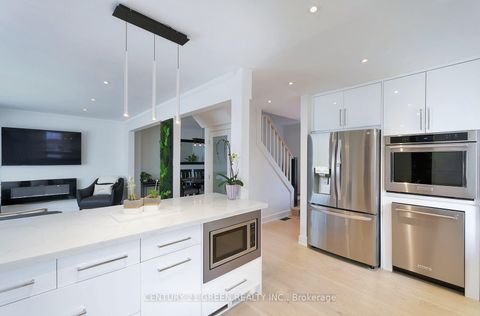 Photo 10 at 32 Castlebar Road, Queensway, Toronto