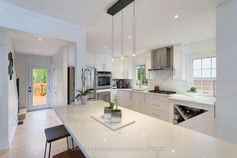 Photo 12 at 32 Castlebar Road, Queensway, Toronto