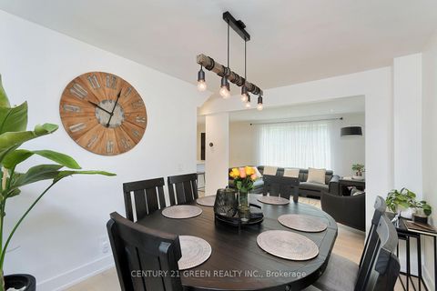 Photo 14 at 32 Castlebar Road, Queensway, Toronto