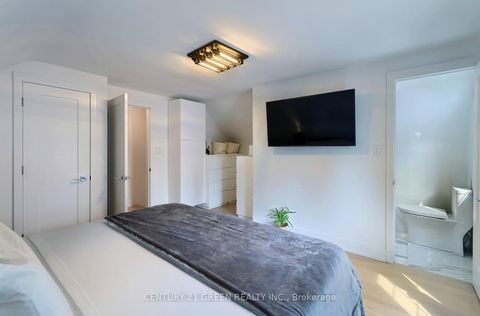 Photo 15 at 32 Castlebar Road, Queensway, Toronto