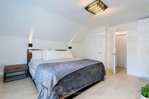 Photo 16 at 32 Castlebar Road, Queensway, Toronto