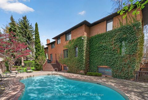 Photo 3 at 15 Sunforest Court, Newtonbrook West, Toronto