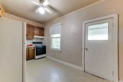 Photo 15 at 160 Coxwell Avenue, Coxwell, Toronto