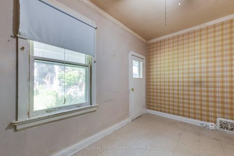 Photo 18 at 160 Coxwell Avenue, Coxwell, Toronto