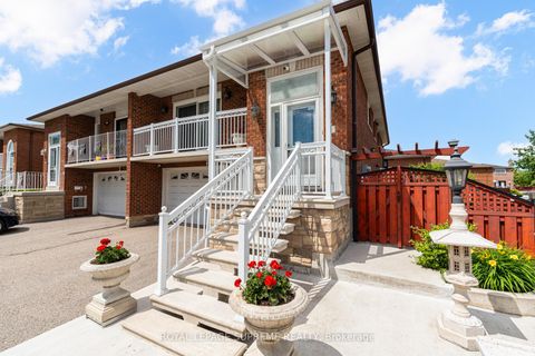Photo 2 at 2 Dogleg Court, York University Heights, Toronto