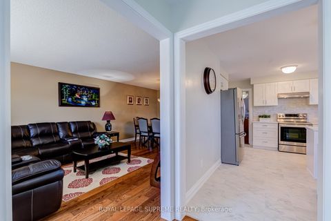Photo 10 at 2 Dogleg Court, York University Heights, Toronto